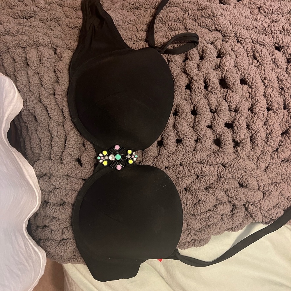 34DD Victoria’s Secret bikini top